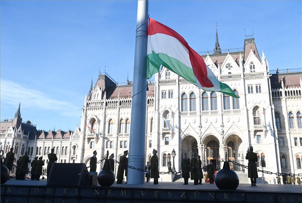Felvonták a nemzeti lobogót Budapesten, az Országház előtt az 1956-os forradalom és szabadságharc tiszteletére