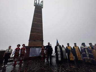 Felavatták a turult váltó ukrán címert Munkácson – A város polgármestere szerint a kisebbségeknek nem szabad mindent