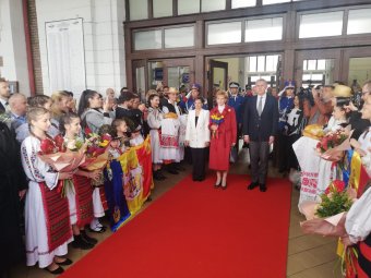 Százak üdvözölték a gyulafehérvári centenáriumi ünnepségre tartó királyi család tagjait Kolozsváron
