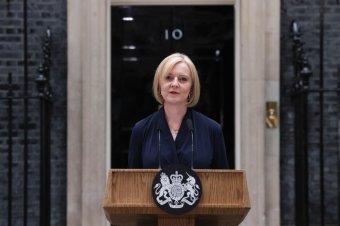 Válság Londonban: belebukott zűrzavaros adópolitikájába Liz Truss brit miniszterelnök