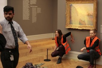 Újabb műkincsrombolási kísérlet: pürével öntötték le Monet legértékesebb alkotását „méregzöld” aktivisták