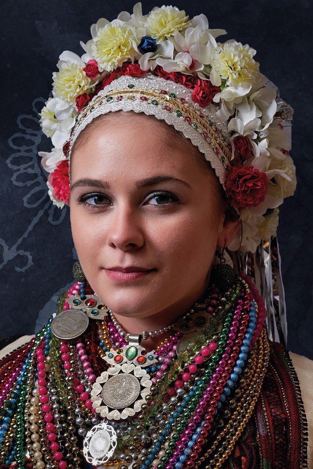 Menyekező: színes Kárpát-medencei menyasszonyi viseletek közszemlén Kolozsváron