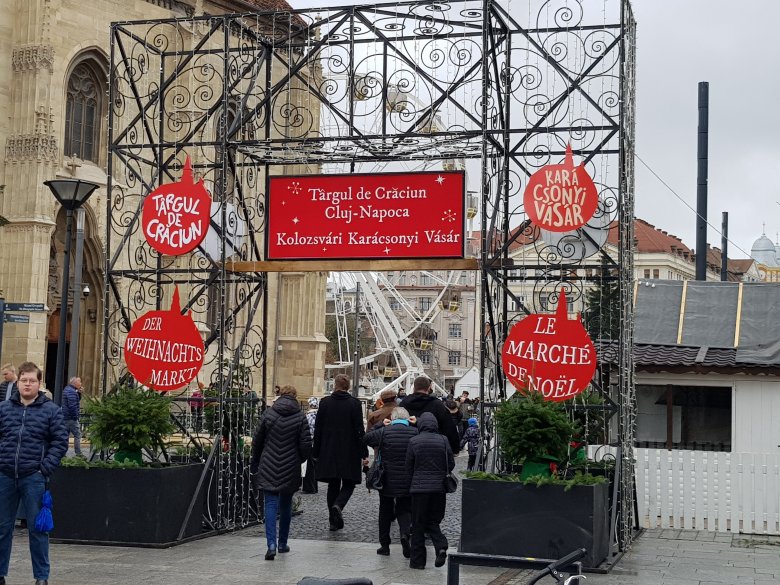 Szívbajt kaptak a románok a kolozsvári karácsonyi vásár magyar feliratától, kétnyelvűre cserélték
