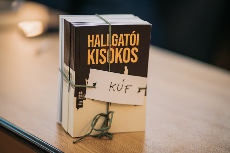 Magyar nyelvű kisokos segít az egyetemistáknak
