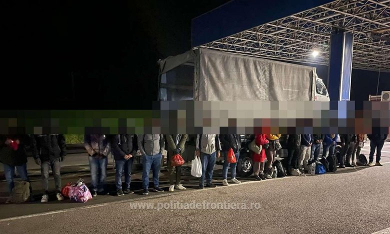 Több tucat migránst találtak a román-magyar határon kamionokba rejtőzve