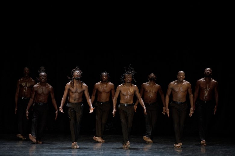 Afrikai őserő az Interferenciák kolozsvári színpadán – Nagy József Omma című darabja igazi mozgásszínházi remekmű