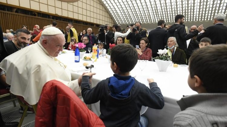 Ferenc pápa a szegények világnapján: a béke lehetséges, ne törődjünk bele a háborúba