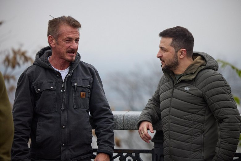Kijevbe látogatott Sean Penn Oscar-díjas amerikai színész, az akadémiától kapott egyik szobrocskáját a „háború végéig” otthagyta