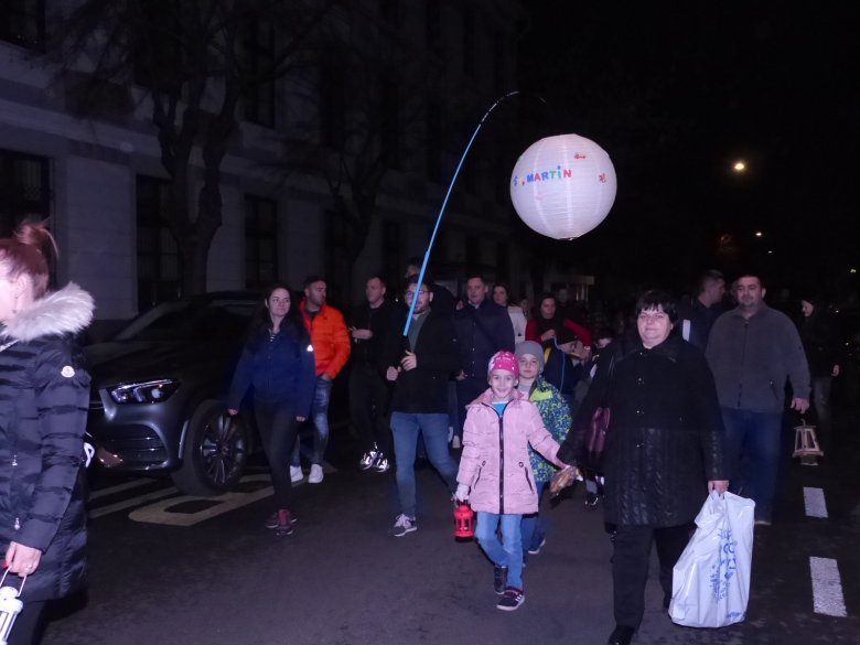 A rászorulók megsegítése a Márton-nap üzenete: idén is megtartották a gyerekek lámpás felvonulását Szatmárnémetiben
