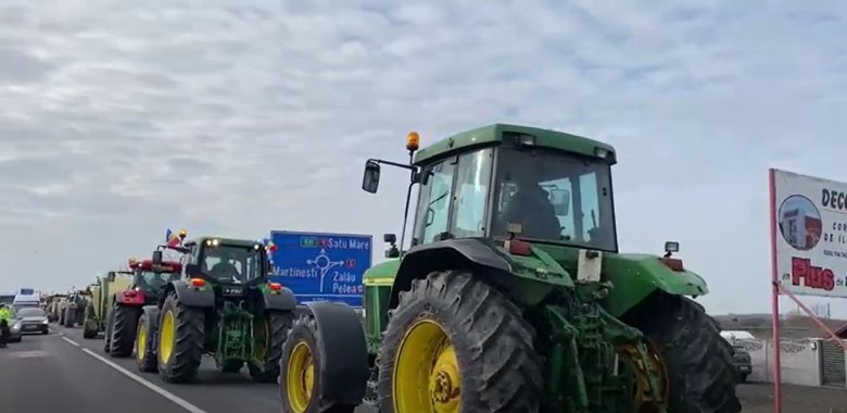 Traktorokkal, mezőgazdasági gépekkel vonulva tüntettek a szatmári gazdálkodók