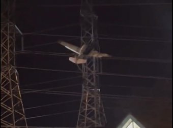 Közel százezren maradtak áram nélkül, miután egy kisrepülőgép villanyvezetéknek ütközött, majd beszorult a póznába Amerikában