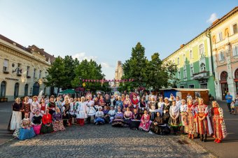 Menyekező: színes Kárpát-medencei menyasszonyi viseletek közszemlén Kolozsváron
