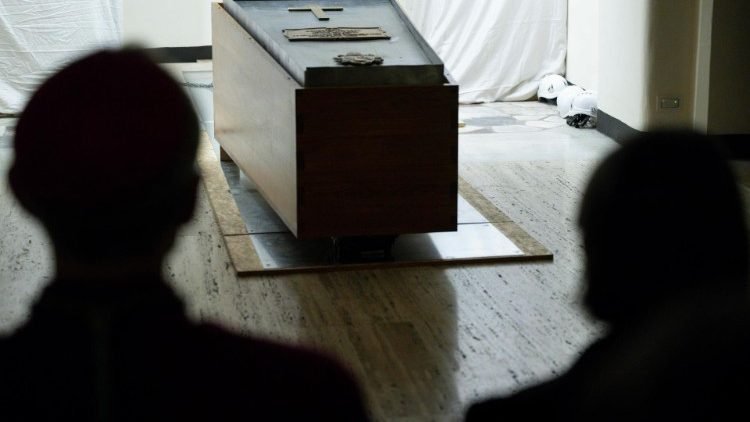 A csütörtöki temetés után máris látogatható XVI. Benedek pápa sírja