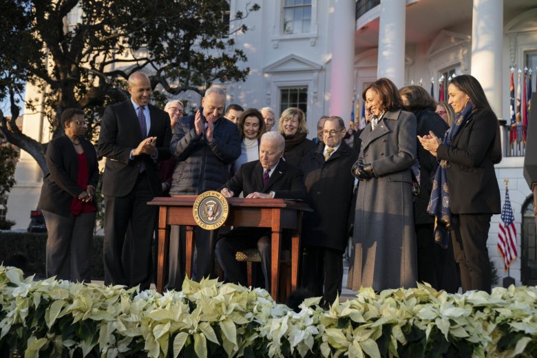 Biden ünnepélyes ceremónia keretében írta alá az azonos neműek házasságának védelméről szóló törvényt