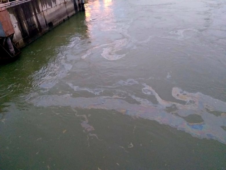 Kőolajfoltokat észleltek a Dunán, vizsgálják a szennyezés forrását