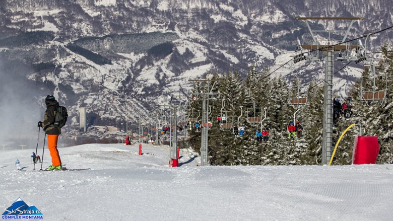 Közel 30 centiméteres a hóréteg a Hunyad megyei Strázsán, három pályára várják a síelni vágyó turistákat