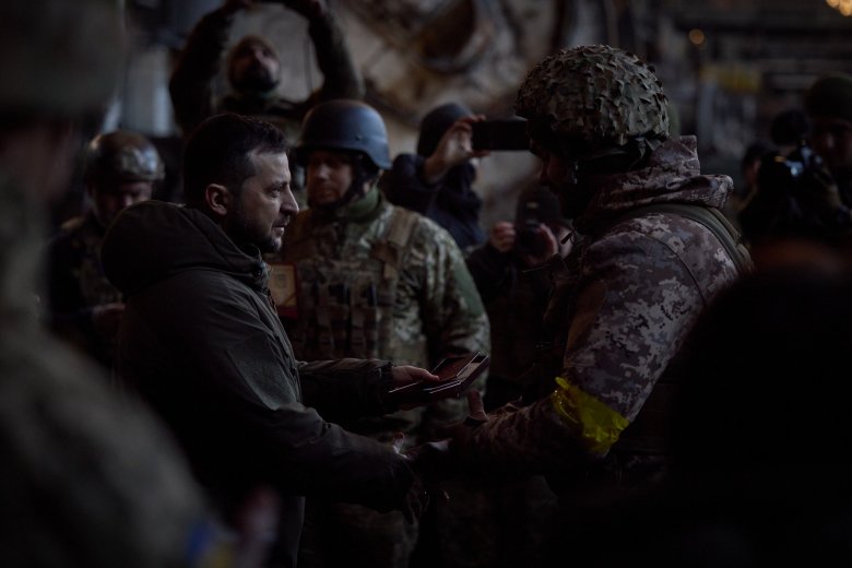 „Kelet-Ukrajna a végsőkig kitart”. Zelenszkij meglátogatta a Bahmutnál harcoló ukrán katonákat