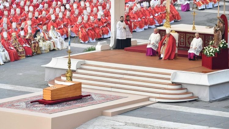 „Az ige félelmet nem ismerő hirdetője” – Végső búcsút vettek XVI. Benedek nyugalmazott pápától