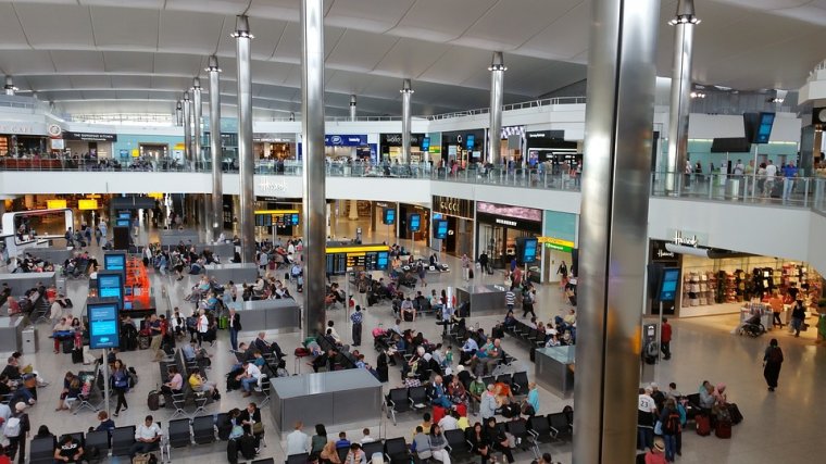 Káosz várható számos brit reptéren: béremelésért sztrájkolnak a határrendészeti dolgozók