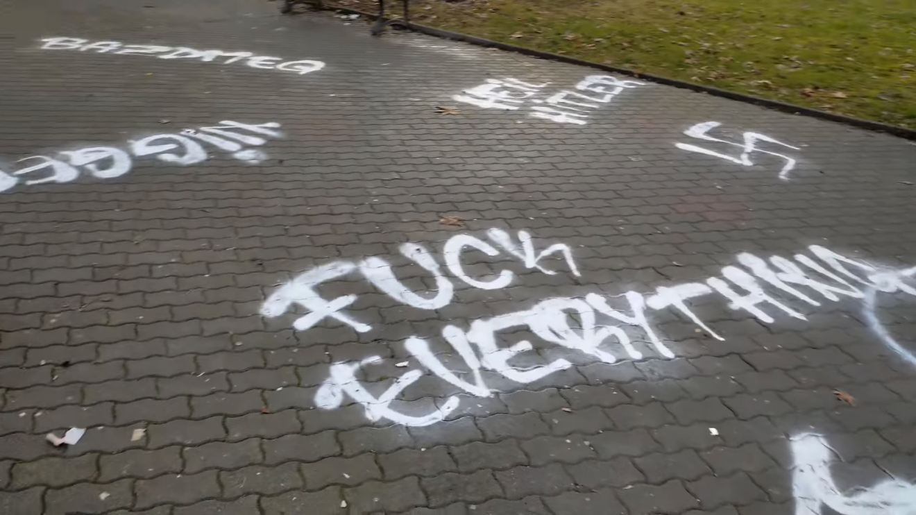 Neonáci jelképeket, román és magyar nyelvű trágárságokat festettek a járdára Déván, büntetőeljárás indult (VIDEÓ)