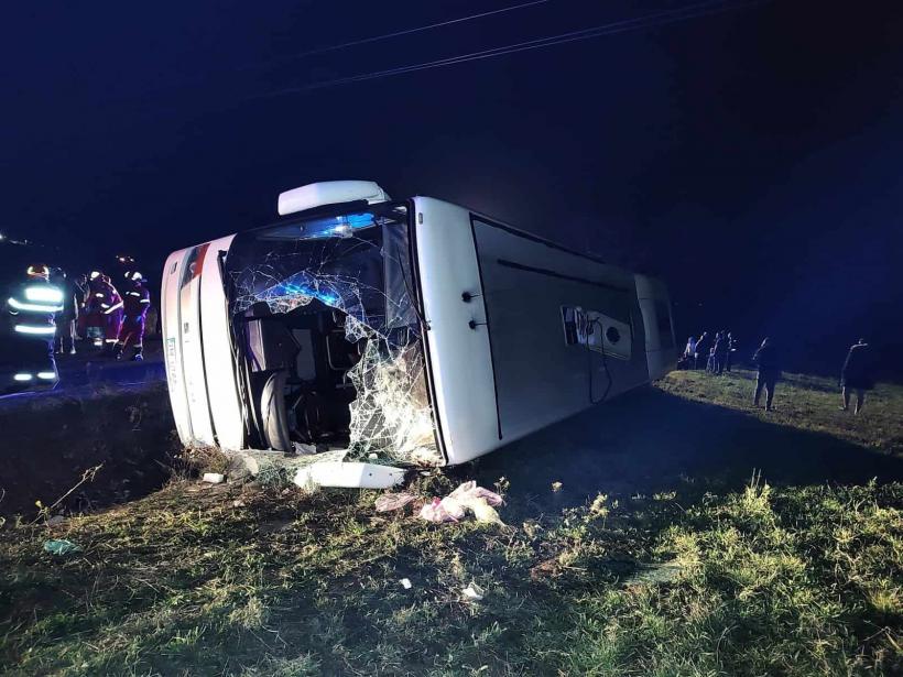 Árokba borult 33 utassal egy autóbusz, sokan kórházba kerültek Arad megyében