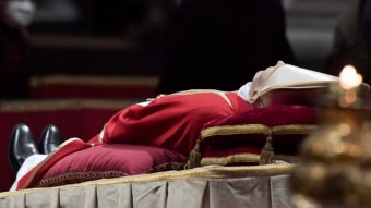 Pápának kijáró ceremóniával helyezik örök nyugalomra XVI. Benedeket abba a sírhelybe, ahol korábban II. János Pál is nyugodott