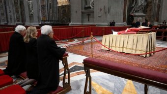 Erdélyben is imádkoznak, harangoznak az elhunyt pápáért