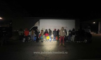 Az aradi határőrök 27 migránst fogtak el, akik két teherautóban megbújva próbáltak átjutni Magyarországra