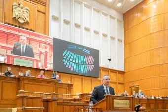 A román kormányoldal kiegyensúlyozottnak, míg az ellenzék inflációgerjesztőnek minősítette az új költségvetést