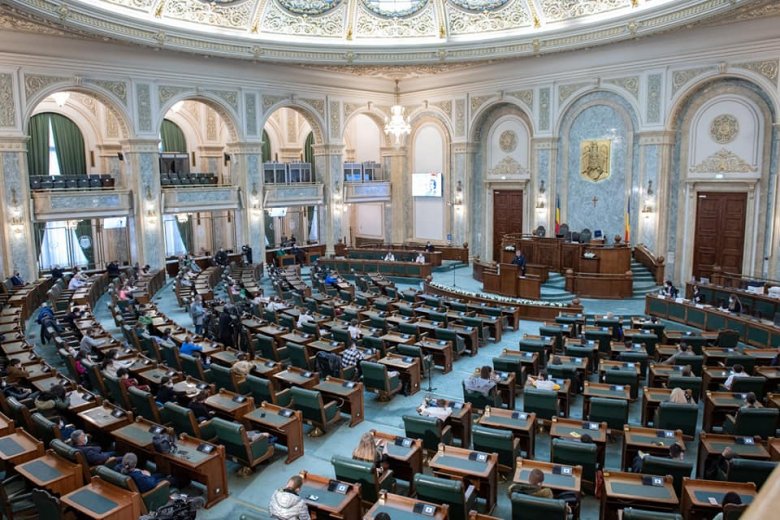 A közjogi méltóságok és a helyi választott tisztségviselők fizetésének emeléséről szóló tervezetet fogadott el a szenátus