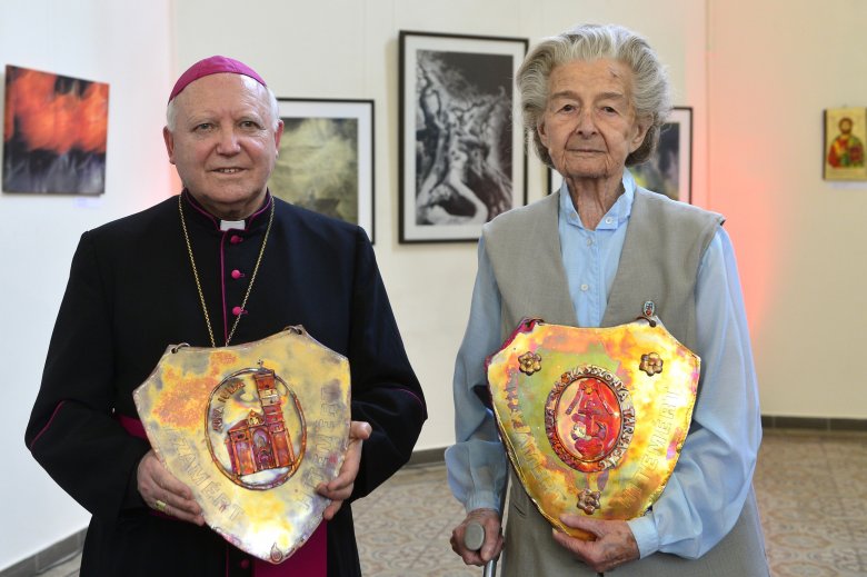 Tamás József nyugalmazott püspök és Kontra Éva szerzetes kapta idén a Hit pajzsa díjat
