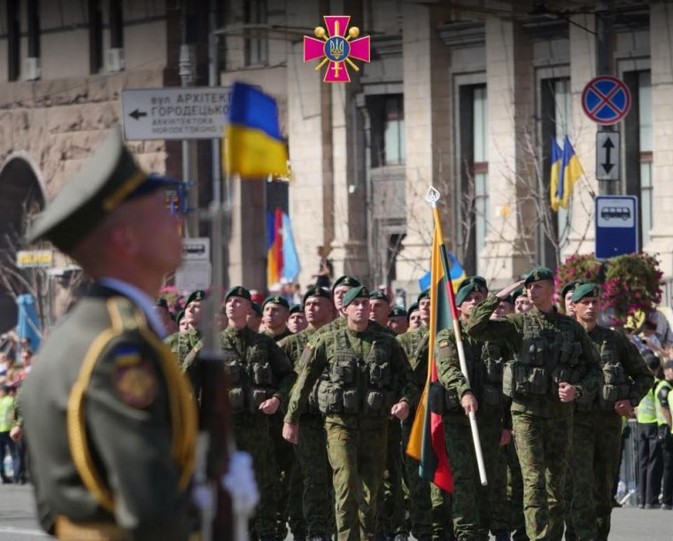 Kijev továbbra sem számít orosz támadásra, meghirdették az egység napját, távozik az amerikai nagykövetség