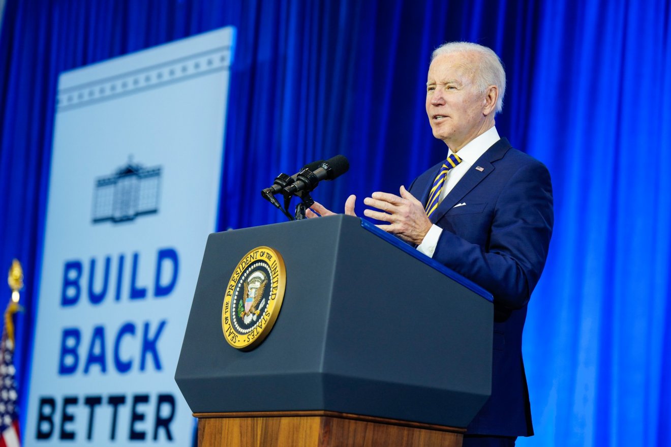 Biden szerint továbbra is fennáll az orosz invázió lehetősége, de ez „öncsonkítás” lenne