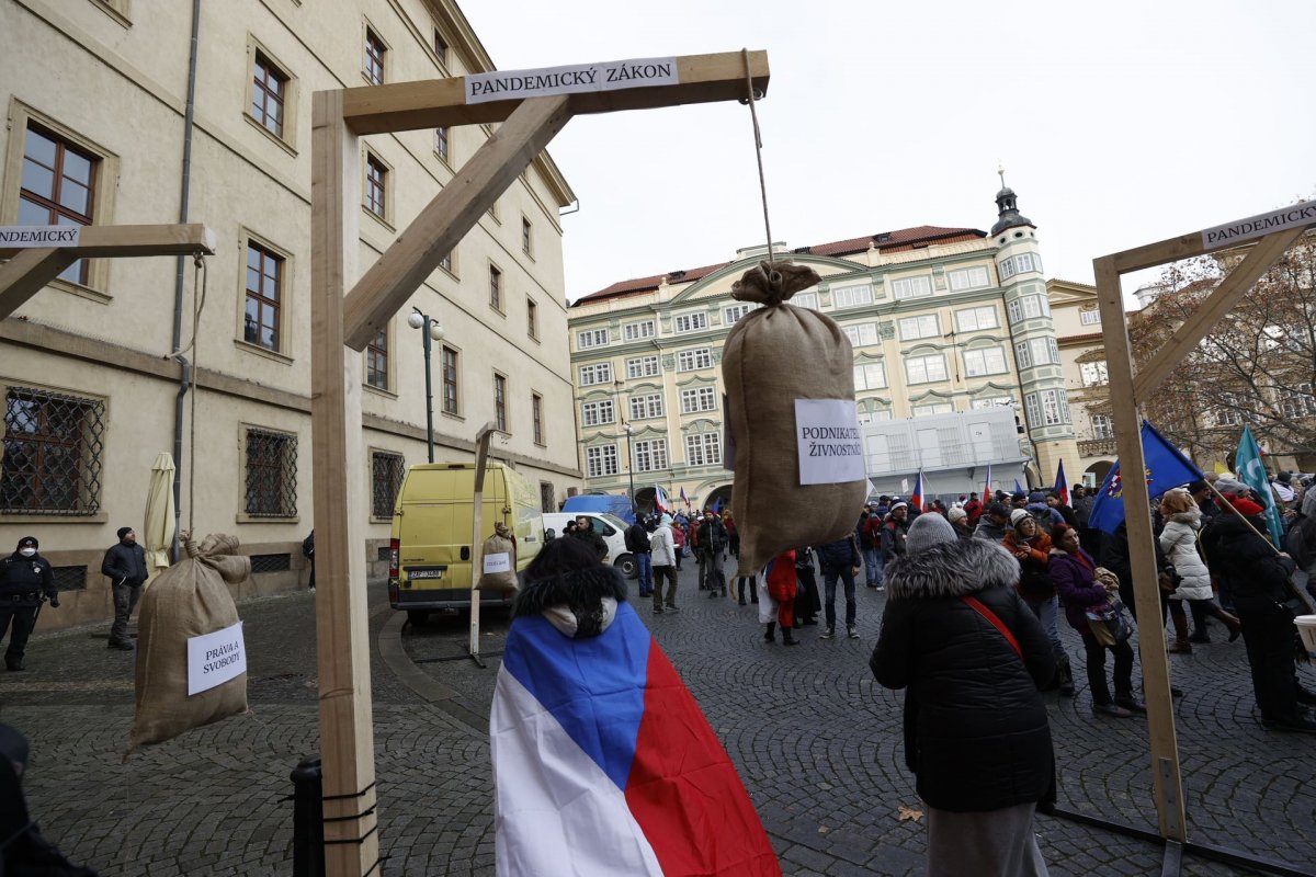 Összetűzésekbe torkollt a pandémiatörvény elleni tüntetés Prágában