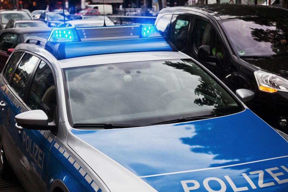 Baltával fenyegetőző férfit lőttek le a rendőrök Hamburg futballszurkolókkal teli városrészében