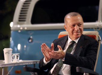 A török elnök fertőzöttségén élcelődtek, elvitte őket a rendőrség
