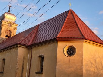 A magyar kormány támogatásával újult meg a hidasligeti katolikus templom tetőzete