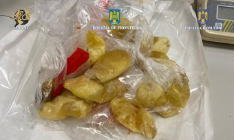 Egy kilónyi kokaint próbált a gyomrában Romániába csempészni egy brazil nő