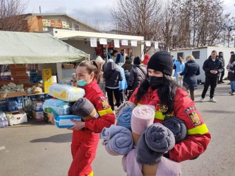 Élelmiszerszállítmányt küld Románia Ukrajnába, a menekültek anyagi támogatást is kapnak