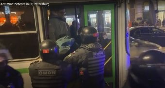 Hazaárulás? Több ezer háborúellenes tüntetőt vettek őrizetbe oroszországi városokban