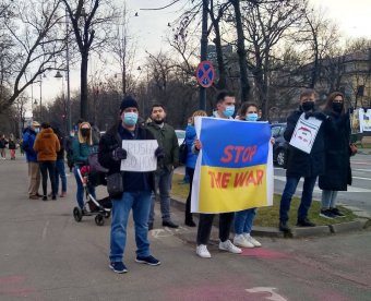 Százak tiltakoztak a háború ellen a bukaresti ukrán nagykövetség előtt