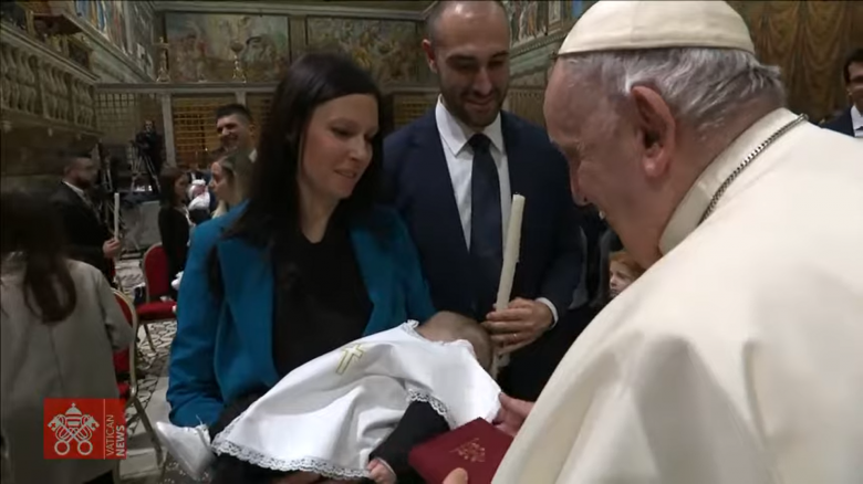 Csecsemőket keresztelt vízkereszt alkalmából Ferenc pápa, és nem áll szándékában lemondani egyik bíborosa szerint