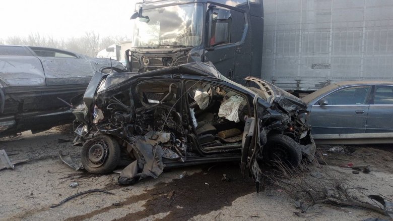 Ötre nőtt az M1-es autópályán történt tömegbalesetben érintett román állampolgárok száma