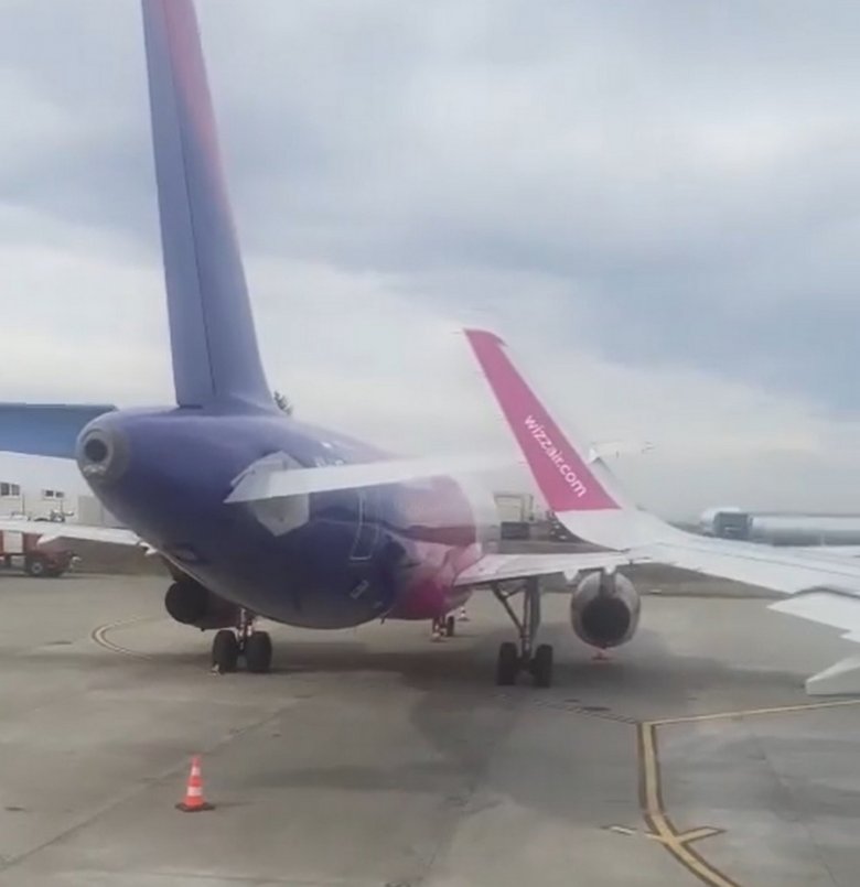 Egymásnak ütközött a magyar érdekeltségű Wizz Air két repülőgépe a suceavai repülőtéren (VIDEÓVAL)