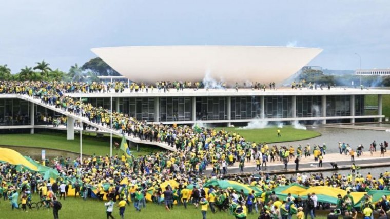 FRISSÍTVE – Megrohamozták a brazil kongresszus épületét Jair Bolsonaro korábbi elnök hívei, százakat tartóztattak le