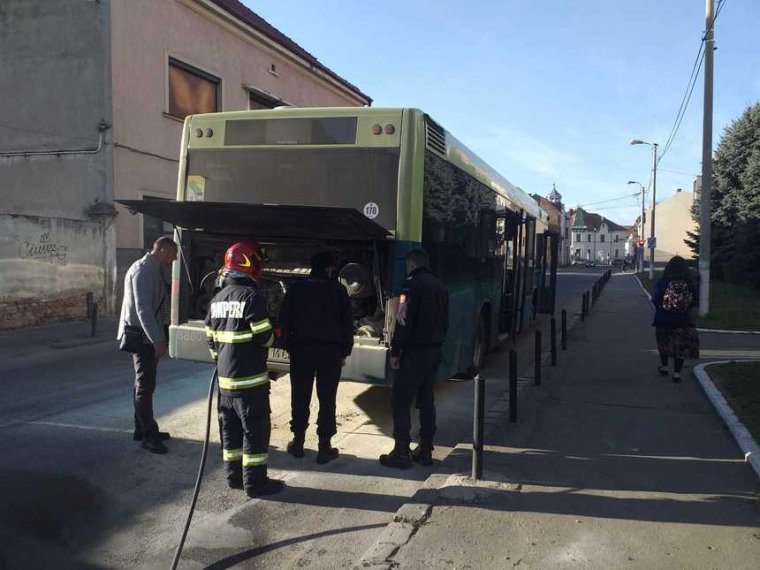 Szerencse a szerencsétlenségben: pont a tűzoltóság előtt gyulladt ki egy busz Nagyváradon