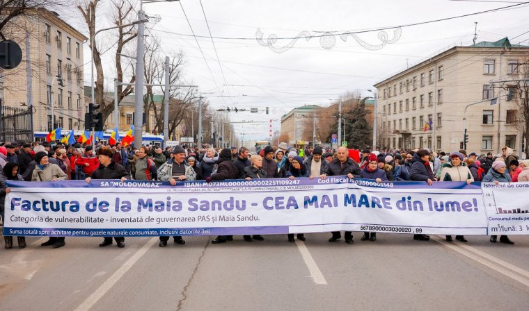 Utcára küldte híveit az Európa-barát kormány ellen a szökésben lévő moldovai oligarcha