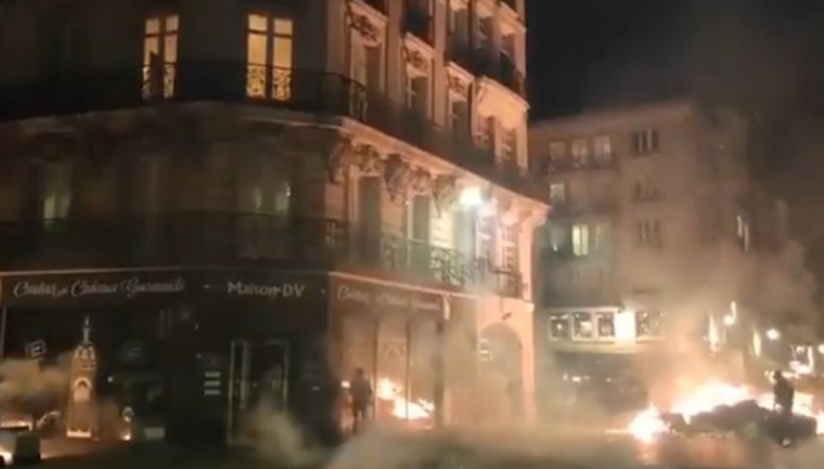 Utcai összecsapások Franciaországban, miután a kormány nem bukott bele a nyugdíjkorhatár parlamenti szavazás nélküli emelésébe