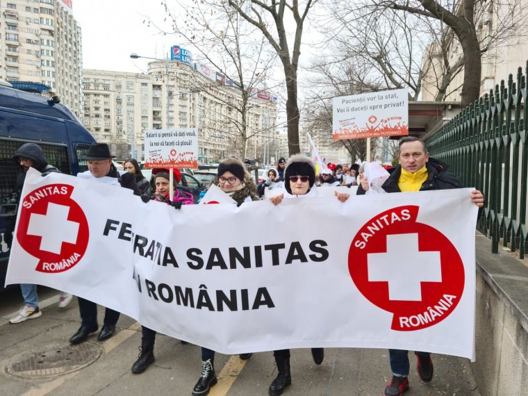 FRISSÍTVE – Fizetésemelésért tüntettek Bukarestben az egészségügyi dolgozók, tárgyalni szeretnének az új bértörvényről is