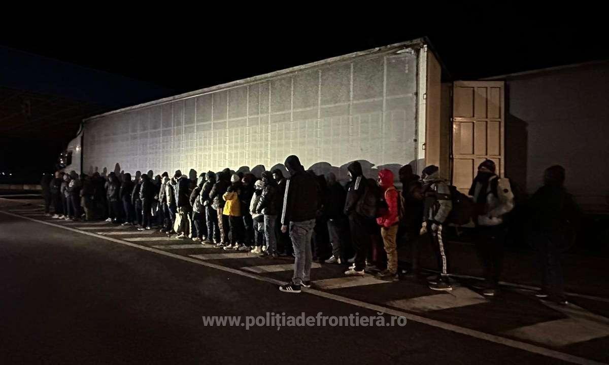 Harminc egyiptomi és Srí Lanka-i migránst találtak a nagylaki határőrök egy kamion rakterében